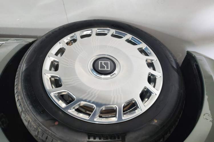Used Zeekr 009 2024 7-Seater Walk-Through Version Four-Wheel Drive 108 kWh Left Front Wheel Hub