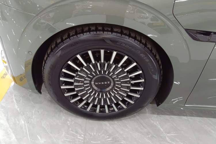 Used Zeekr 009 2024 Six-Seat Executive Version 4WD 140 kWh Left Front Wheel Hub