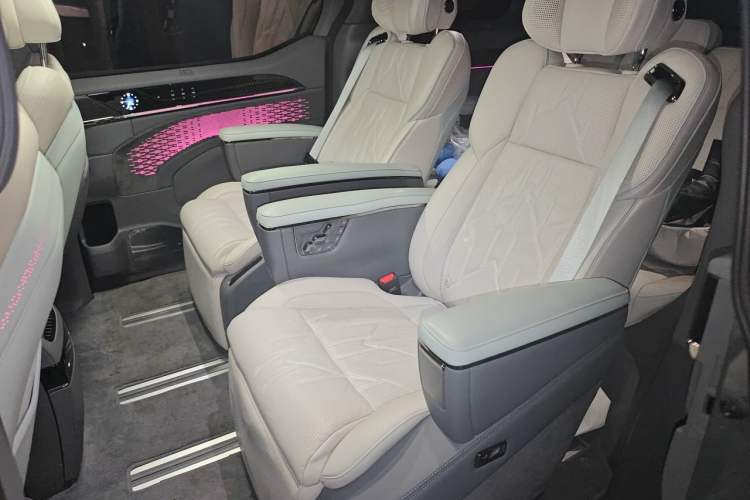 Used Zeekr 009 2024 7-Seater Walk-Through Version Four-Wheel Drive 108 kWh Left Rear Seat