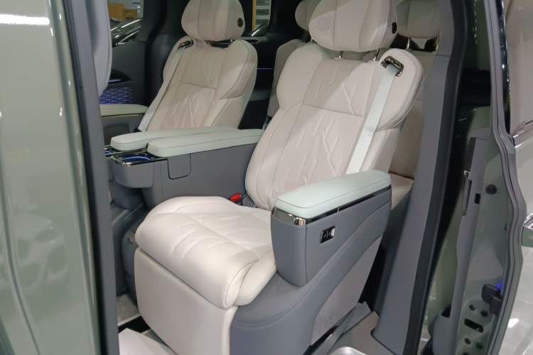 Used Zeekr 009 2024 Six-Seat Executive Version 4WD 140 kWh Left Rear Seat