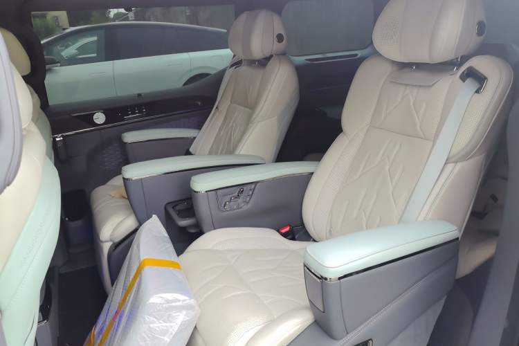 Used Zeekr 009 2024 7-Seater Walk-Through Version Four-Wheel Drive 108 kWh Left Rear Seat