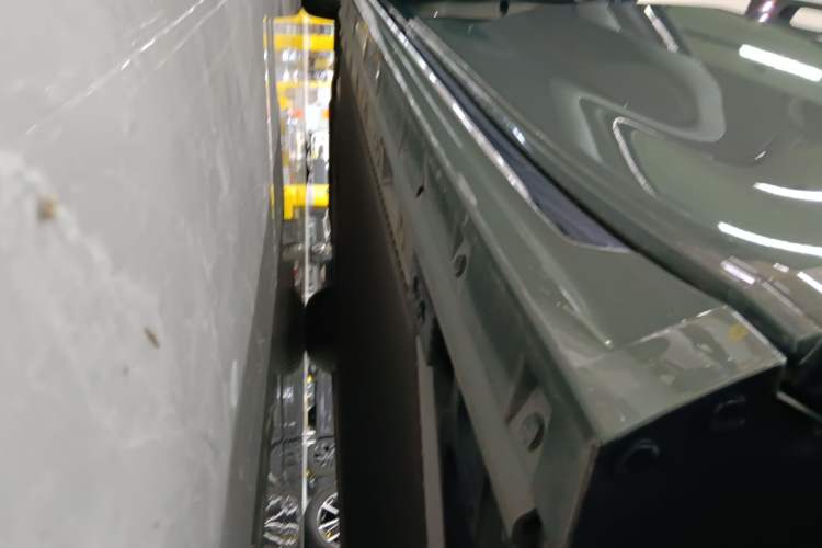 Used Zeekr 009 2024 Six-Seat Executive Version 4WD 140 kWh Left Side Sill