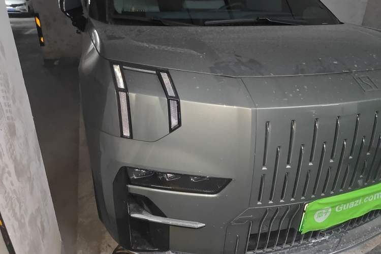 Used Zeekr 009 2024 7-Seater Walk-Through Version Four-Wheel Drive 108 kWh Right Front Headlight