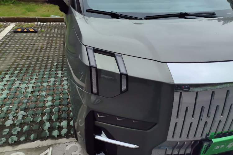 Used Zeekr 009 2024 7-Seater Walk-Through Version Four-Wheel Drive 108 kWh Right Front Headlight