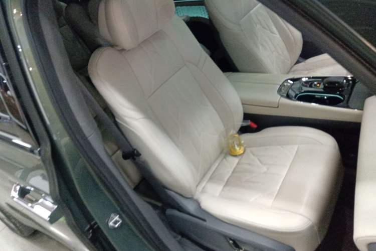 Used Zeekr 009 2024 7-Seater Walk-Through Version Four-Wheel Drive 108 kWh Right Front Seat