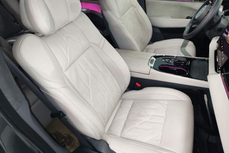 Used Zeekr 009 2024 7-Seater Walk-Through Version Four-Wheel Drive 108 kWh Right Front Seat