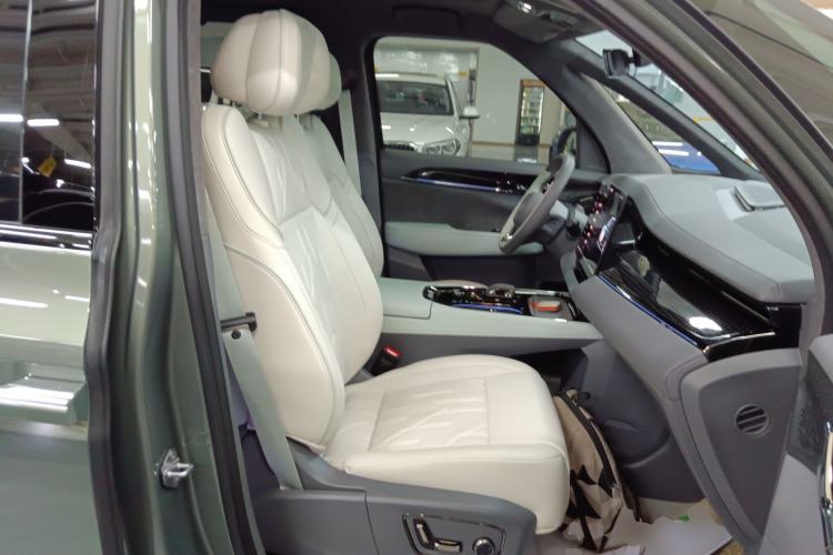Used Zeekr 009 2024 Six-Seat Executive Version 4WD 140 kWh Right Front Seat