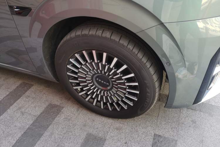 Used Zeekr 009 2024 Six-Seat Executive Version 4WD 108 kWh Right Front Wheel Hub