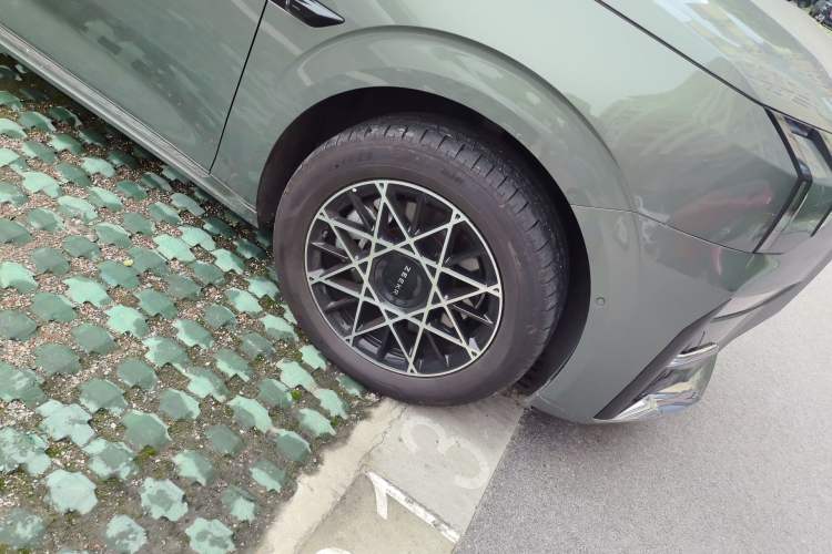 Used Zeekr 009 2024 7-Seater Walk-Through Version Four-Wheel Drive 108 kWh Right Front Wheel Hub