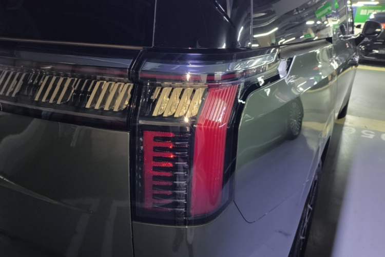 Used Zeekr 009 2024 7-Seater Walk-Through Version Four-Wheel Drive 108 kWh Right Rear Taillight