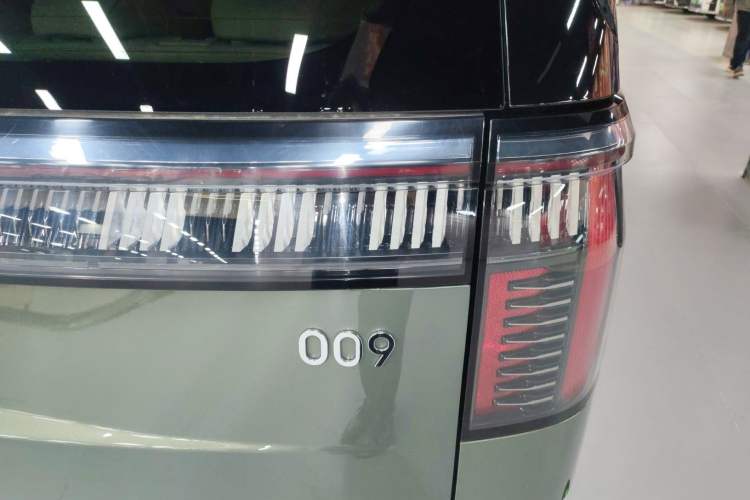 Used Zeekr 009 2024 7-Seater Walk-Through Version Four-Wheel Drive 108 kWh Right Rear Taillight