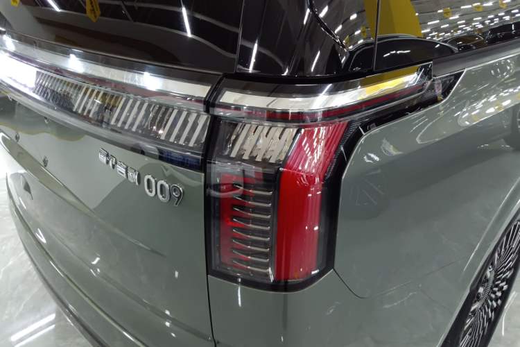 Used Zeekr 009 2024 Six-Seat Executive Version 4WD 140 kWh Right Rear Taillight