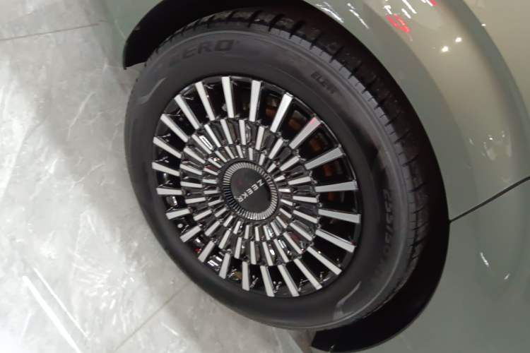Used Zeekr 009 2024 Six-Seat Executive Version 4WD 140 kWh Right Rear Wheel Hub