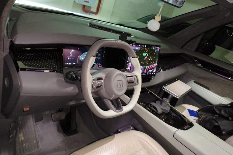 Used Zeekr 009 2024 7-Seater Walk-Through Version Four-Wheel Drive 108 kWh Steering Wheel