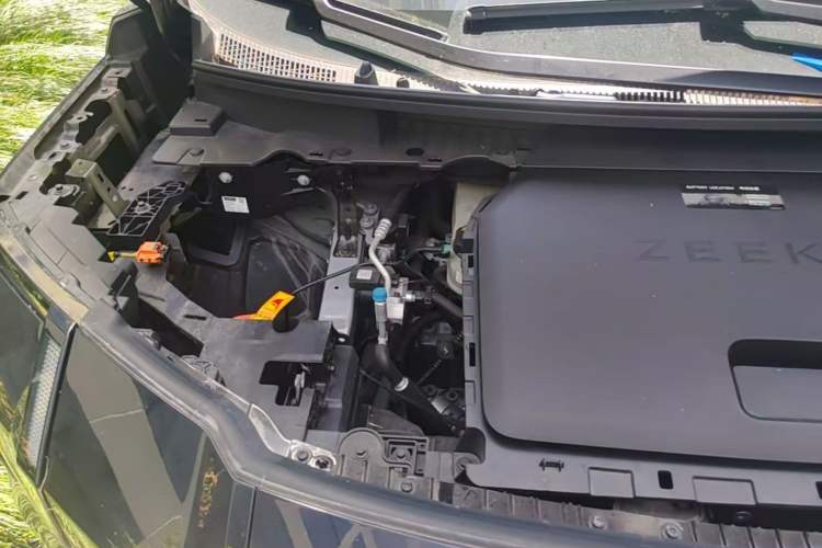 Used Zeekr 009 2024 Six-Seat Executive Version 4WD 108 kWh Engine Bay Right