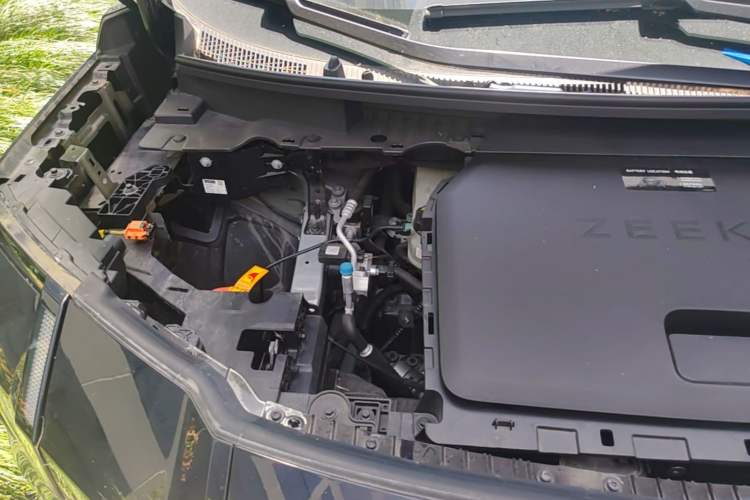 Used Zeekr 009 2024 Six-Seat Executive Version 4WD 108 kWh Engine Bay Right