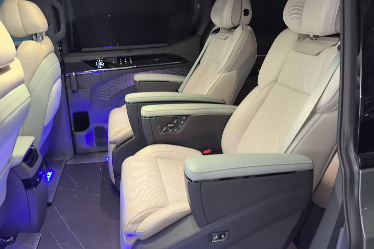 Used Zeekr 009 2024 7-Seater Walk-Through Version Four-Wheel Drive 108 kWh Left Rear Seat