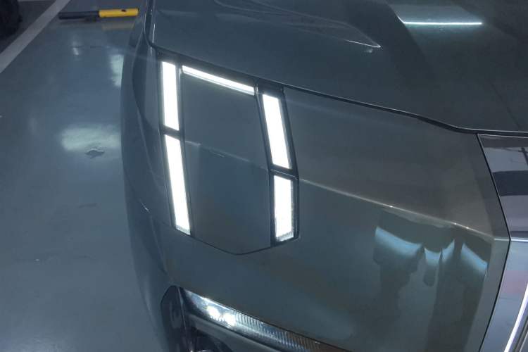 Used Zeekr 009 2024 7-Seater Walk-Through Version Four-Wheel Drive 108 kWh Right Front Headlight