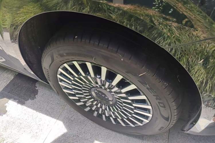 Used Zeekr 009 2024 Six-Seat Executive Version 4WD 108 kWh Right Front Wheel Hub