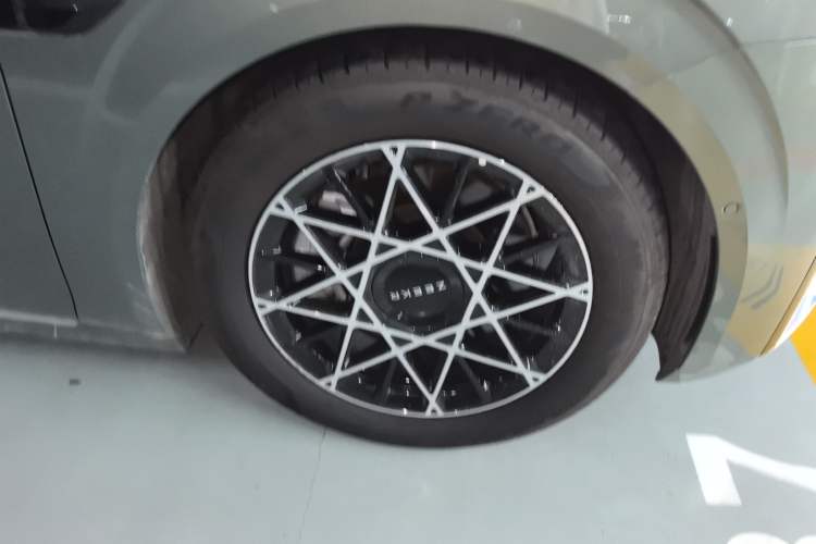 Used Zeekr 009 2024 7-Seater Walk-Through Version Four-Wheel Drive 108 kWh Right Front Wheel Hub