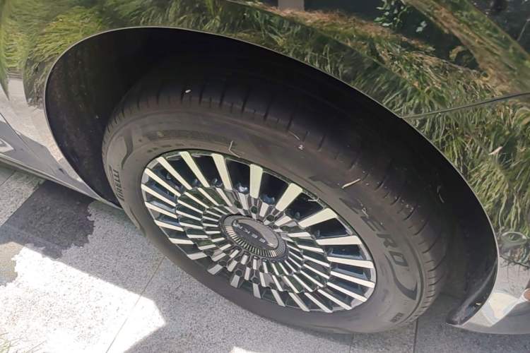 Used Zeekr 009 2024 Six-Seat Executive Version 4WD 108 kWh Right Front Wheel Hub