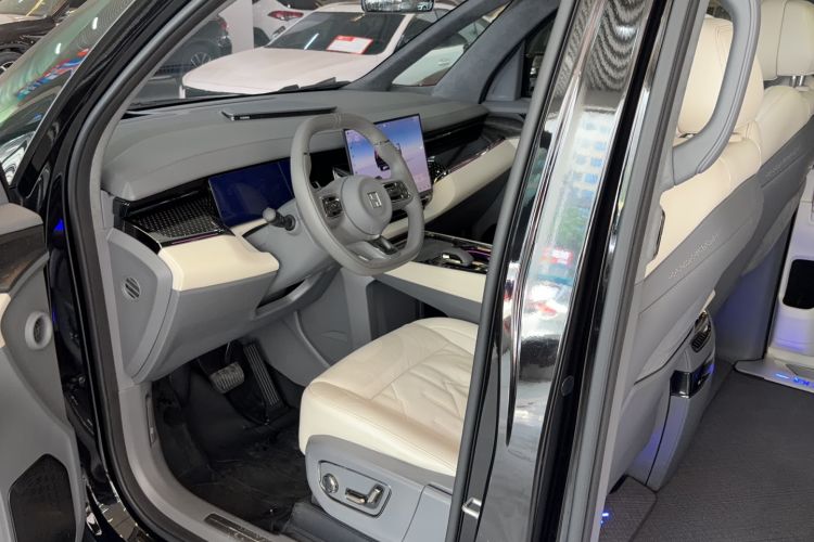 Used Zeekr 009 2024 7-Seater Walk-Through Version Four-Wheel Drive 108 kWh Driver Seat