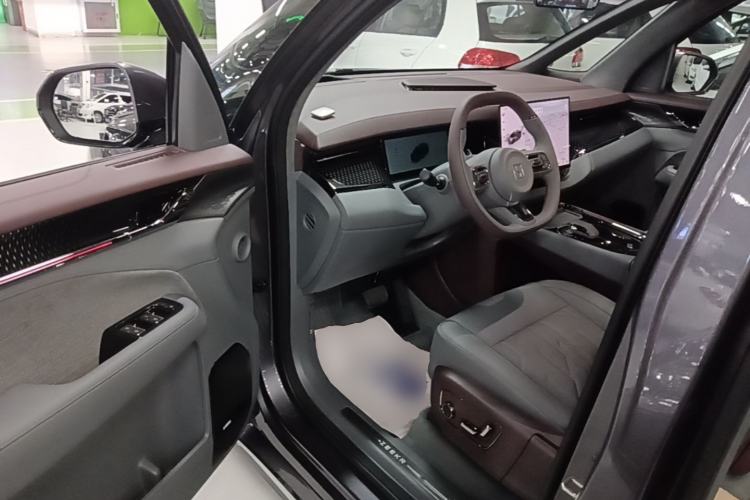 Used Zeekr 009 2024 7-Seater Walk-Through Version Four-Wheel Drive 108 kWh Driver Seat