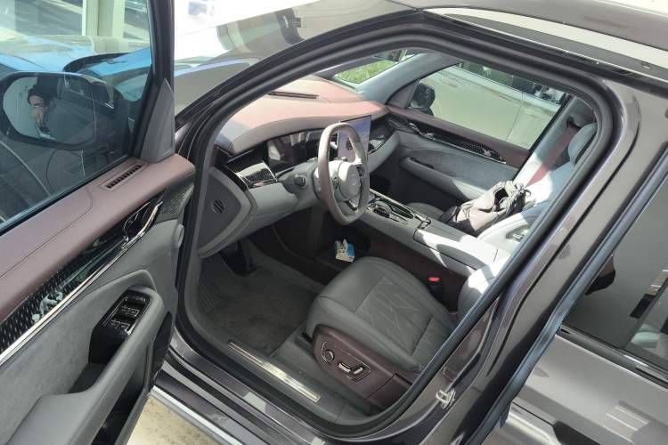 Used Zeekr 009 2024 Six-Seat Executive Version 4WD 108 kWh Driver Seat