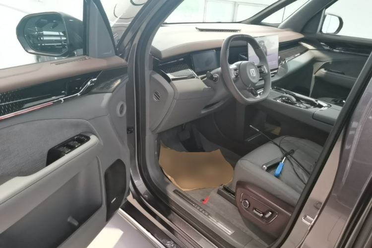 Used Zeekr 009 2024 7-Seater Walk-Through Version Four-Wheel Drive 108 kWh Driver Seat