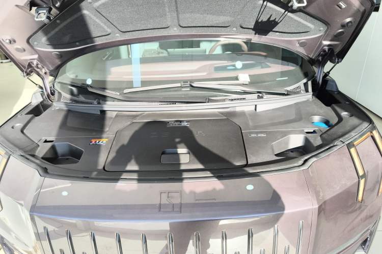Used Zeekr 009 2024 Six-Seat Executive Version 4WD 108 kWh Engine Bay
