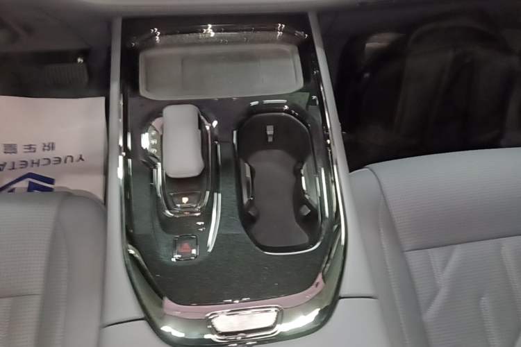 Used Zeekr 009 2024 7-Seater Walk-Through Version Four-Wheel Drive 108 kWh Gear Lever