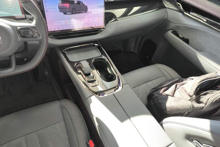 Used Zeekr 009 2024 Six-Seat Executive Version 4WD 108 kWh Gear Lever