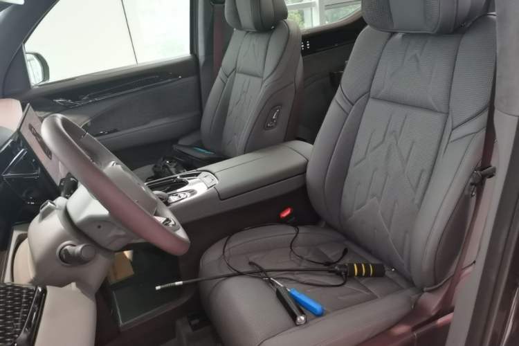 Used Zeekr 009 2024 7-Seater Walk-Through Version Four-Wheel Drive 108 kWh Left Front Seat