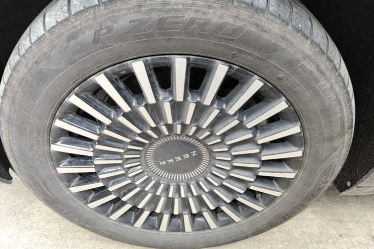 Used Zeekr 009 2024 7-Seater Walk-Through Version Four-Wheel Drive 108 kWh Left Front Wheel Hub