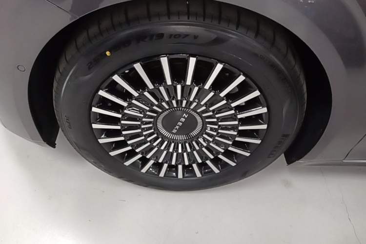 Used Zeekr 009 2024 7-Seater Walk-Through Version Four-Wheel Drive 108 kWh Left Front Wheel Hub