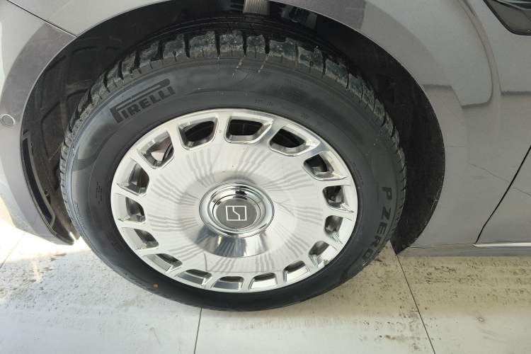 Used Zeekr 009 2024 Six-Seat Executive Version 4WD 108 kWh Left Front Wheel Hub