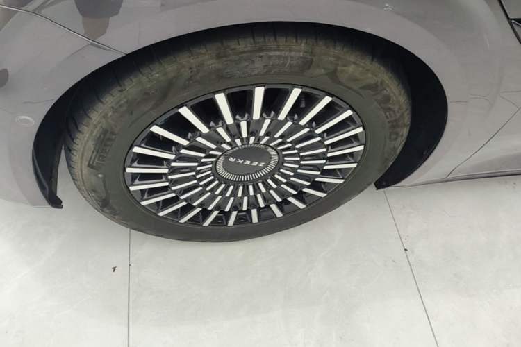 Used Zeekr 009 2024 7-Seater Aisle Version 108 kWh Left Front Wheel Hub