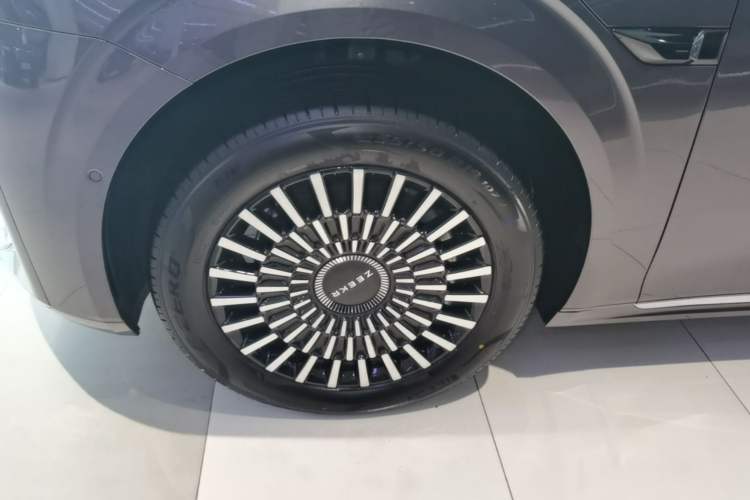 Used Zeekr 009 2024 7-Seater Walk-Through Version Four-Wheel Drive 108 kWh Left Front Wheel Hub