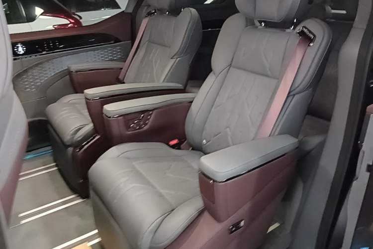 Used Zeekr 009 2024 7-Seater Walk-Through Version Four-Wheel Drive 108 kWh Left Rear Seat