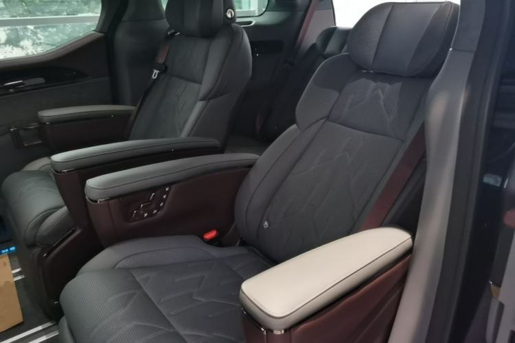 Used Zeekr 009 2024 7-Seater Walk-Through Version Four-Wheel Drive 108 kWh Left Rear Seat
