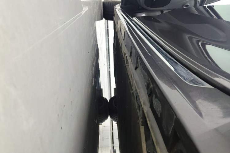 Used Zeekr 009 2024 7-Seater Aisle Version 108 kWh Left Side Sill