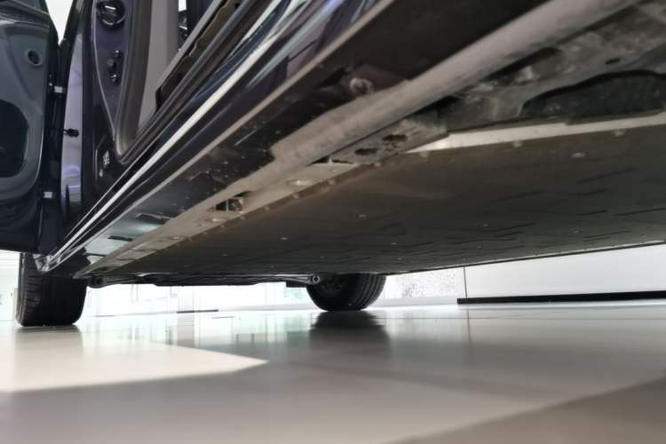 Used Zeekr 009 2024 7-Seater Walk-Through Version Four-Wheel Drive 108 kWh Left Side Sill
