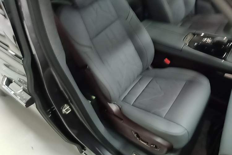 Used Zeekr 009 2024 7-Seater Walk-Through Version Four-Wheel Drive 108 kWh Right Front Seat
