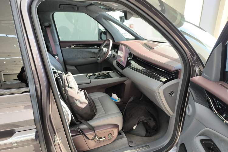 Used Zeekr 009 2024 Six-Seat Executive Version 4WD 108 kWh Right Front Seat