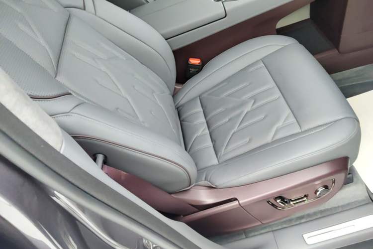 Used Zeekr 009 2024 7-Seater Aisle Version 108 kWh Right Front Seat