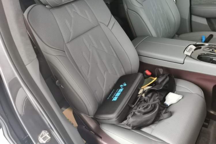 Used Zeekr 009 2024 7-Seater Walk-Through Version Four-Wheel Drive 108 kWh Right Front Seat