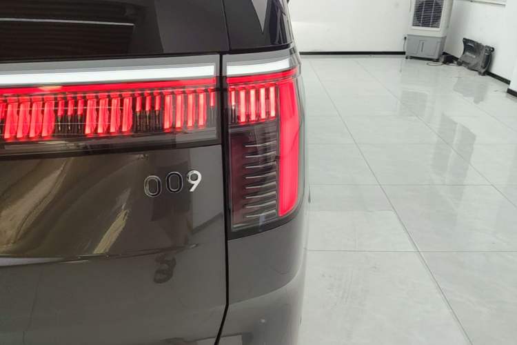 Used Zeekr 009 2024 7-Seater Aisle Version 108 kWh Right Rear Taillight