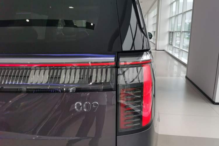 Used Zeekr 009 2024 7-Seater Walk-Through Version Four-Wheel Drive 108 kWh Right Rear Taillight