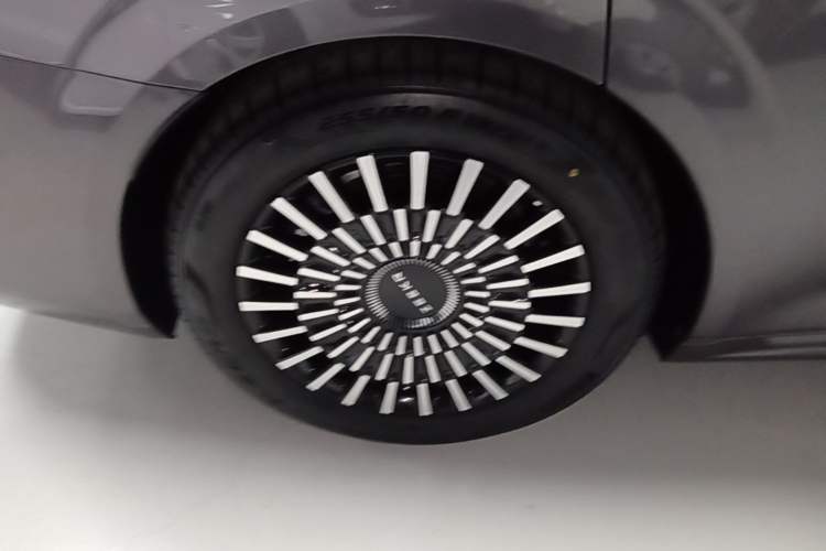 Used Zeekr 009 2024 7-Seater Walk-Through Version Four-Wheel Drive 108 kWh Right Rear Wheel Hub