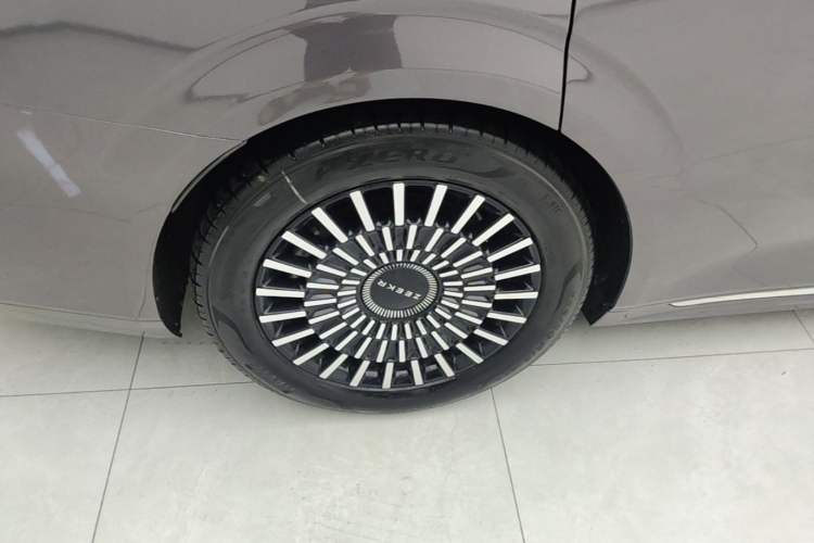 Used Zeekr 009 2024 7-Seater Aisle Version 108 kWh Right Rear Wheel Hub